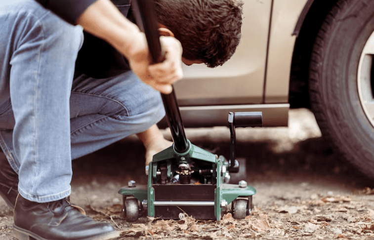 Road Side Assistance for Car Breakdowns: Safe Steps and When to Call Pros