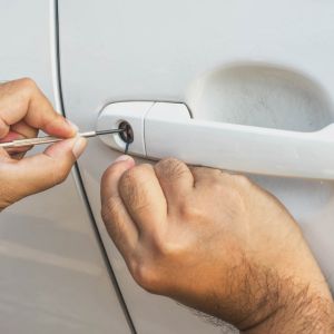 Advantages of using a car lockout service