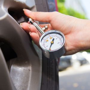 How to check the tyre pressure? 