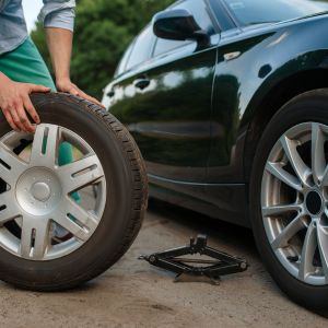How to safely drive on a spare tyre?